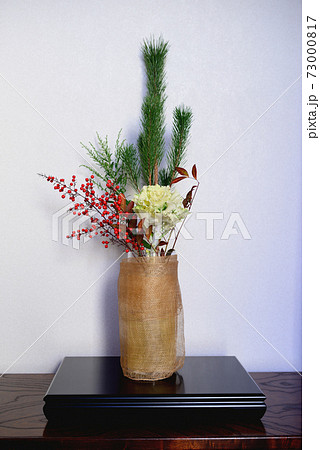 お正月 花瓶に飾る松 千両などのお花の写真素材