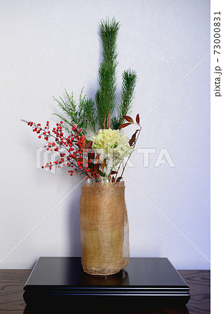 お正月 花瓶に飾る松 千両などのお花の写真素材
