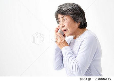 シニア女性 固定電話 心配 シニア女性 固定電話 心配 73000845