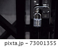 ドロボーに入られないように鍵で施錠する。 73001355