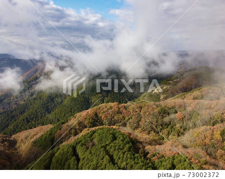 秋の風景、霧、山 73002372