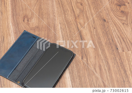 手帳ケースに入ったスマートフォン 手帳ケースに入ったスマートフォン 73002615