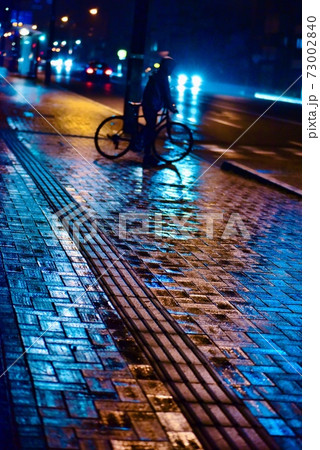 夜の雨、自転車、街 73002840