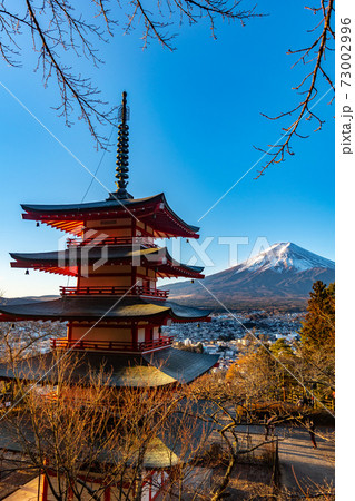 山梨県富士吉田市にある日本を代表する大人気富士山絶景スポット荒倉山浅間公園にある忠霊塔 山梨県富士吉田市にある日本を代表する大人気富士山絶景スポット荒倉山浅間公園にある忠霊塔 73002996