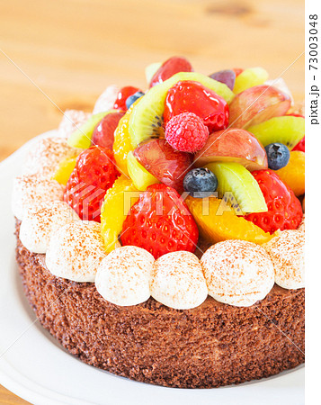 フルーツたっぷりのチョコレートスポンジ ホールケーキの写真素材