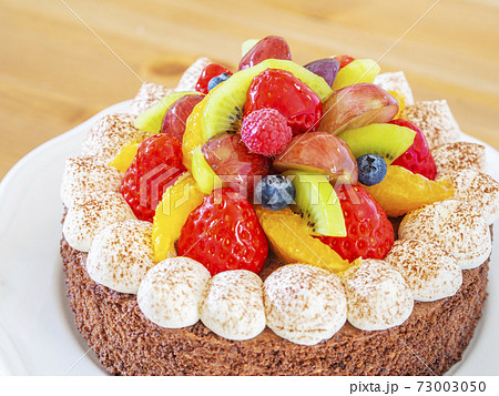 フルーツたっぷりのチョコレートスポンジ ホールケーキの写真素材