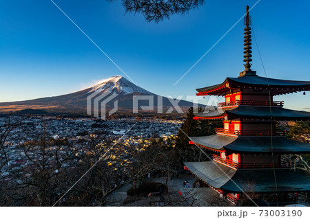 山梨県富士吉田市にある日本を代表する大人気富士山絶景スポット荒倉山浅間公園にある忠霊塔 73003190