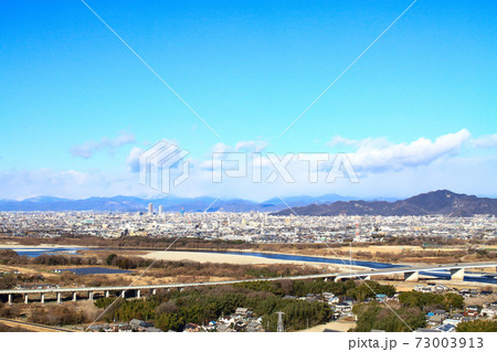 冬の岐阜市と金華山の風景 73003913