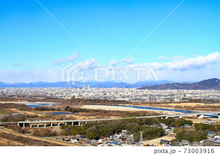 冬の岐阜市と金華山の風景 73003916