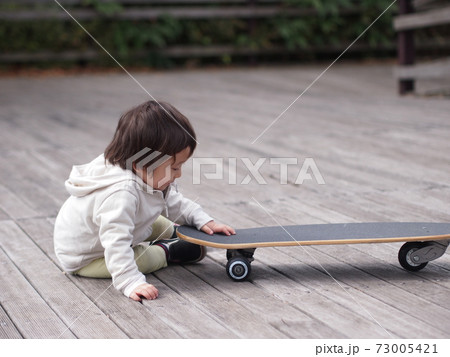 スケボーと幼児 スケボーと幼児 73005421