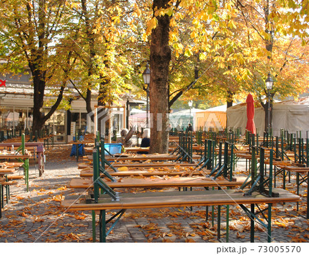 秋も楽しめるドイツのビアガーデン（ヴィクトアリエン広場） 73005570