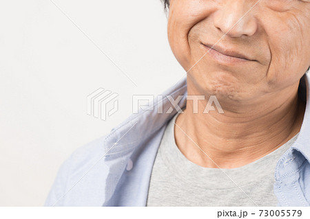 ニヤけ顔の中年男性の口元 ニヤけ顔の中年男性の口元 73005579