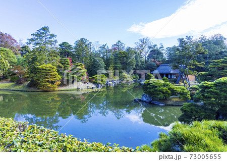 秋の紅葉に映える日本庭園 (京都 桂離宮) 73005655