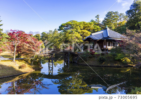 秋の紅葉に映える日本庭園 (京都 桂離宮) 73005695