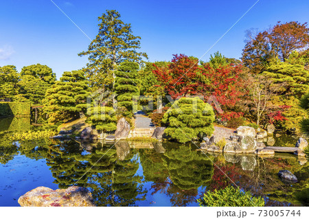 秋の紅葉に映える日本庭園 (京都 桂離宮) 73005744