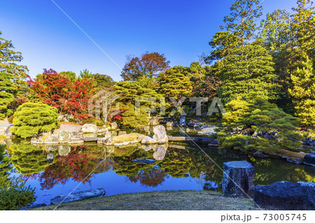 秋の紅葉に映える日本庭園 (京都 桂離宮) 秋の紅葉に映える日本庭園 (京都 桂離宮) 73005745