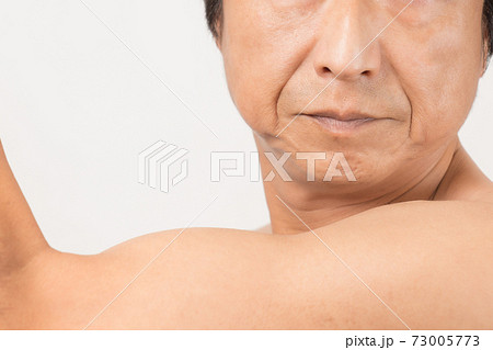 上半身裸の中年男性 73005773