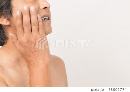 上半身裸の中年男性 上半身裸の中年男性 73005774