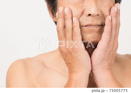 上半身裸の中年男性 上半身裸の中年男性 73005775