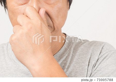 臭い匂いに鼻をつまんでいる中年男性 臭い匂いに鼻をつまんでいる中年男性 73005788