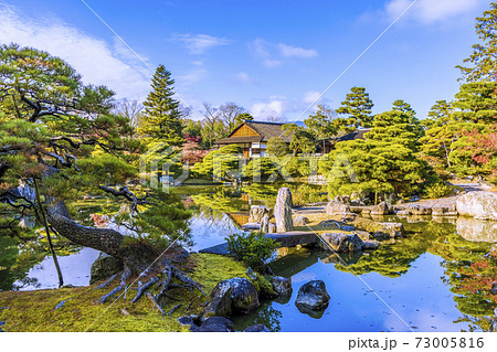 秋の紅葉に映える日本庭園 (京都 桂離宮) 73005816