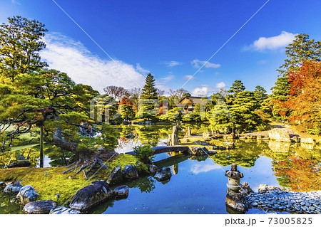 秋の紅葉に映える日本庭園 (京都 桂離宮) 秋の紅葉に映える日本庭園 (京都 桂離宮) 73005825