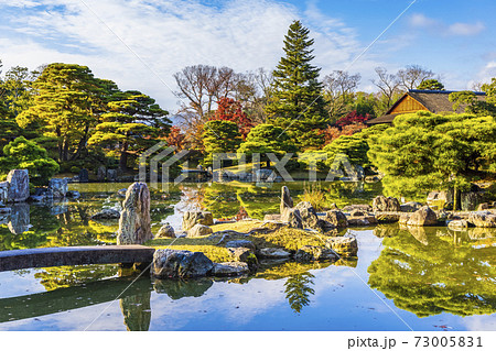 秋の紅葉に映える日本庭園 (京都 桂離宮) 秋の紅葉に映える日本庭園 (京都 桂離宮) 73005831
