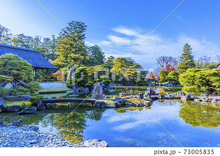 秋の紅葉に映える日本庭園 (京都 桂離宮) 秋の紅葉に映える日本庭園 (京都 桂離宮) 73005835