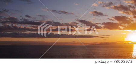 荒崎から見た晴れた冬の午後の相模湾の絶景 73005972