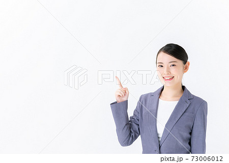 ビジネスイメージ  若い女性 指差し ビジネスイメージ  若い女性 指差し 73006012