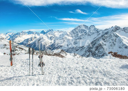 Ski in snow 73006180