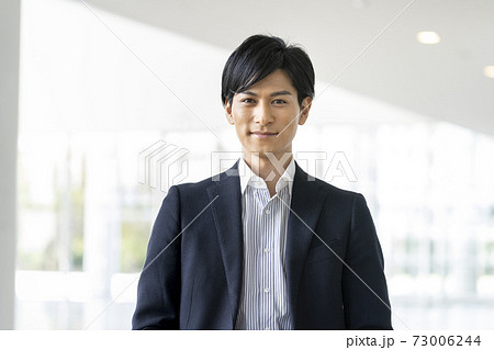 カメラ目線の30代前半のビジネスマンポートレート カメラ目線の30代前半のビジネスマンポートレート 73006244