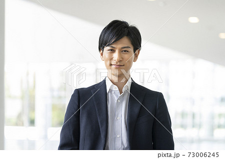 カメラ目線の30代の男性 ポートレートの写真素材