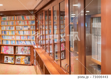 本がたくさん入った本棚 本がたくさん入った本棚 73006443