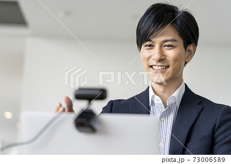 ウェブカメラに向かって話すビジネスマン ビデオ通話 オンライン会議 イメージ ウェブカメラに向かって話すビジネスマン ビデオ通話 オンライン会議 イメージ 73006589