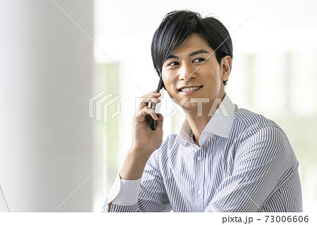 スマートフォンで通話する30代の男性　 73006606