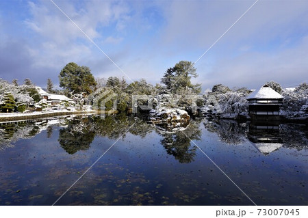岡山県津山市にある回遊式日本庭園「衆楽園」：雪景色 73007045