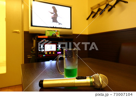 カラオケで熱唱したら喉を潤すそしてまた次の曲へ 73007104