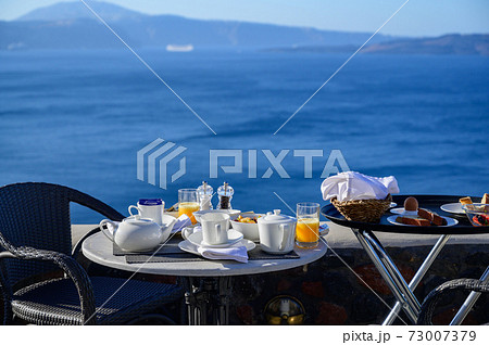 エーゲ海を眺めながら食べるサントリーニ島のホテルでの朝食 73007379