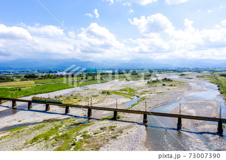 北アルプスを背景に常願寺川を渡る富山地方鉄道本線の普通列車 北アルプスを背景に常願寺川を渡る富山地方鉄道本線の普通列車 73007390