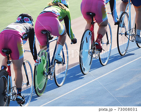 自転車競技のアップ 女子 ガールズ 競輪 トラック競技の写真素材