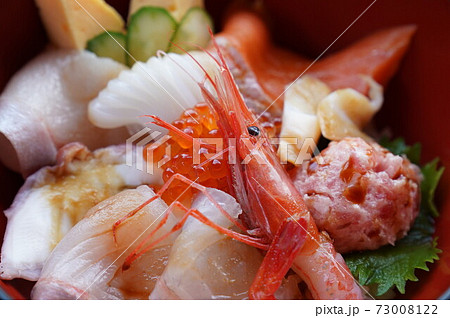 海鮮丼のネタ　アップ 73008122