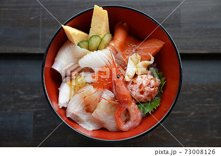 日本海の名産を集めた海鮮丼　器全体　黒バック 73008126