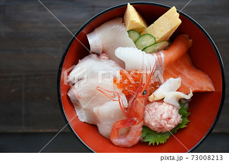 日本海の名産を集めた海鮮丼　真上から左空け 73008213