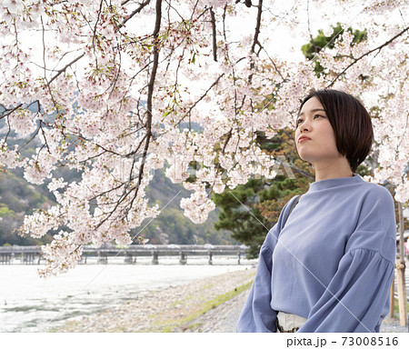 春の時期、京都嵐山で観光を楽しんでいる女性 春の時期、京都嵐山で観光を楽しんでいる女性 73008516