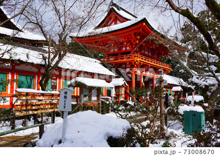 雪の上賀茂神社の楼門 73008670