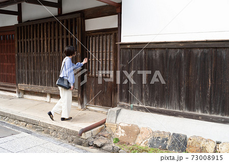 旅行ついでに京都嵯峨野の友達の家に遊びにきた女性の写真素材