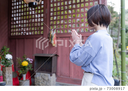 京都嵯峨野を観光して、お地蔵さんに手を合わしている女性 京都嵯峨野を観光して、お地蔵さんに手を合わしている女性 73008917