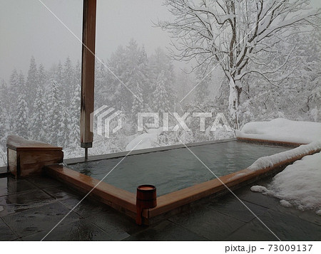 雪の露天風呂 73009137