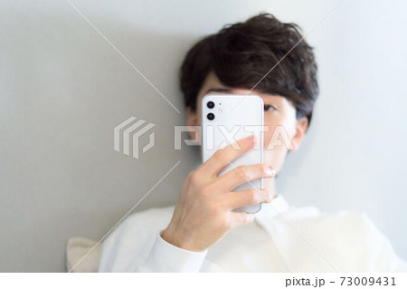 スマホを触る男性の手元 スマホを触る男性の手元 73009431